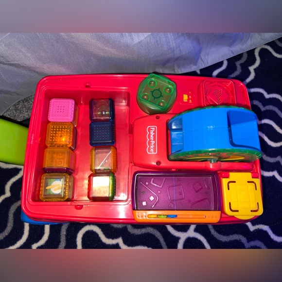 2003 Fisher Price PEEK A Blocks Activity Wagon With 8 Blocks Works Incrediblock - Picture 3 of 13